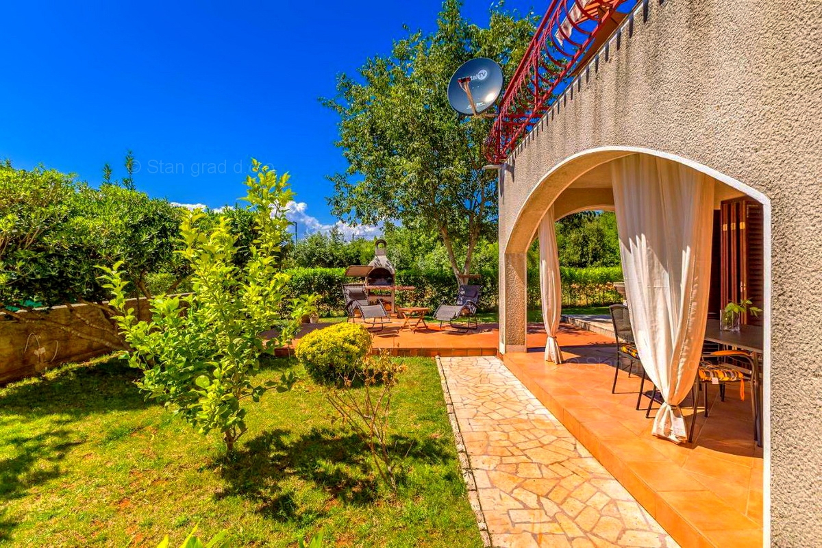 Krk, okolica, samostojna hiša s 3 apartmaji na mirni lokaciji!