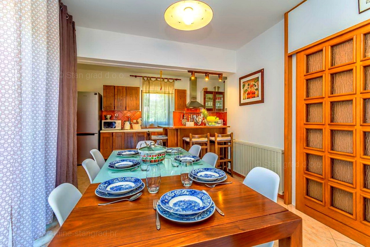 Krk, okolica, samostojna hiša s 3 apartmaji na mirni lokaciji!
