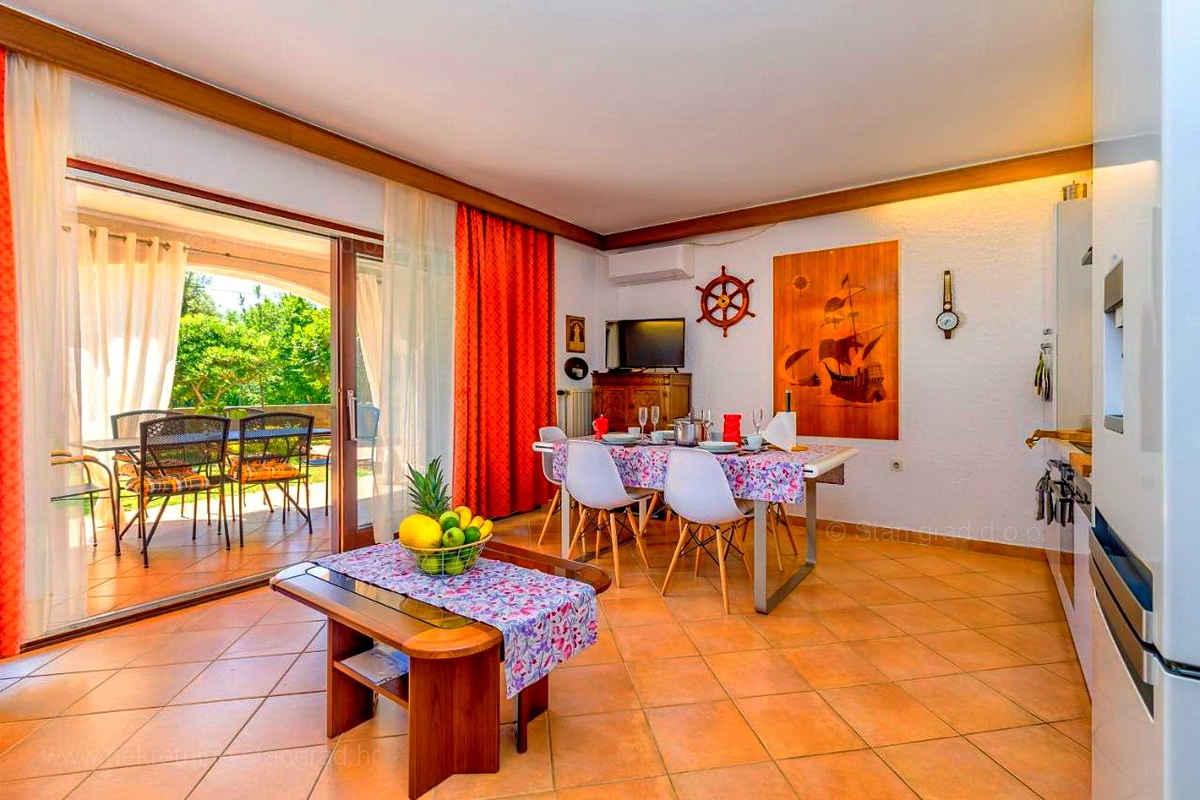 Krk, okolica, samostojna hiša s 3 apartmaji na mirni lokaciji!