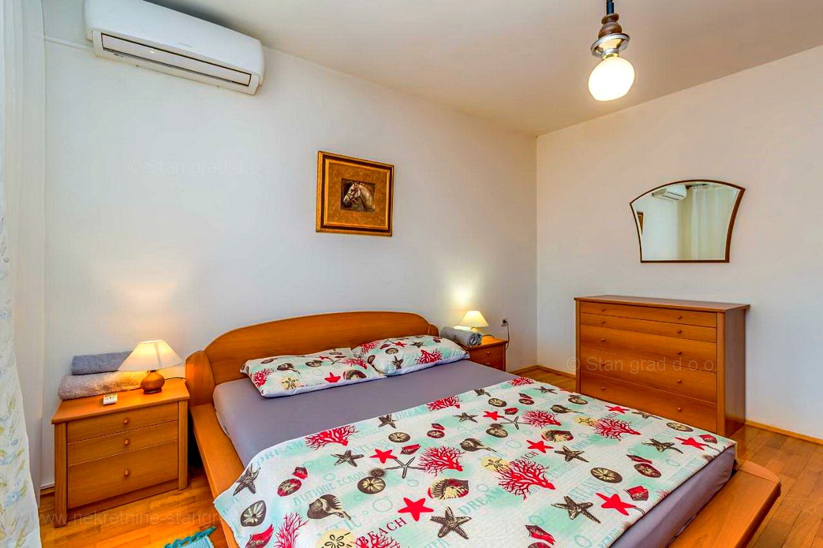 Krk, okolica, samostojna hiša s 3 apartmaji na mirni lokaciji!