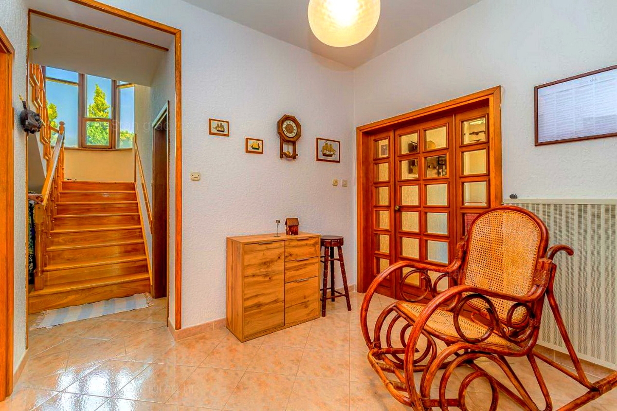 Krk, okolica, samostojna hiša s 3 apartmaji na mirni lokaciji!