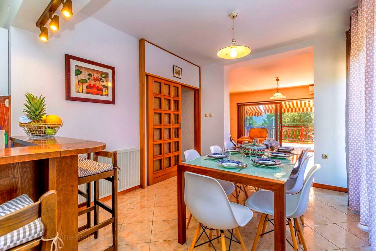 Krk, okolica, samostojna hiša s 3 apartmaji na mirni lokaciji!