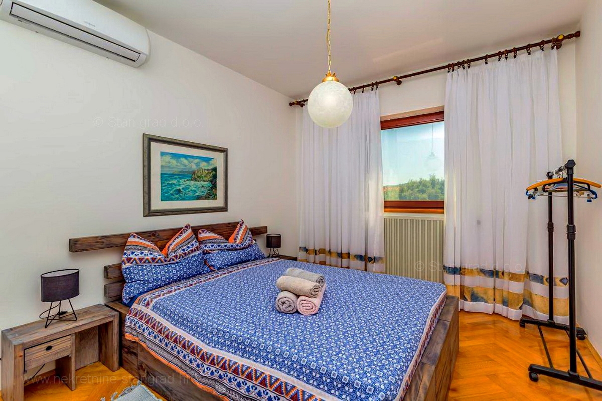 Krk, okolica, samostojna hiša s 3 apartmaji na mirni lokaciji!