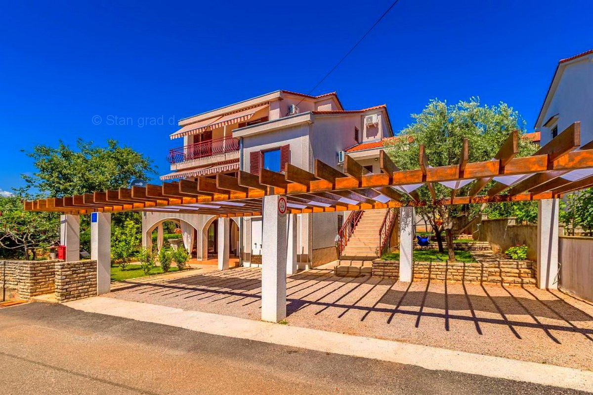 Krk, okolica, samostojna hiša s 3 apartmaji na mirni lokaciji!