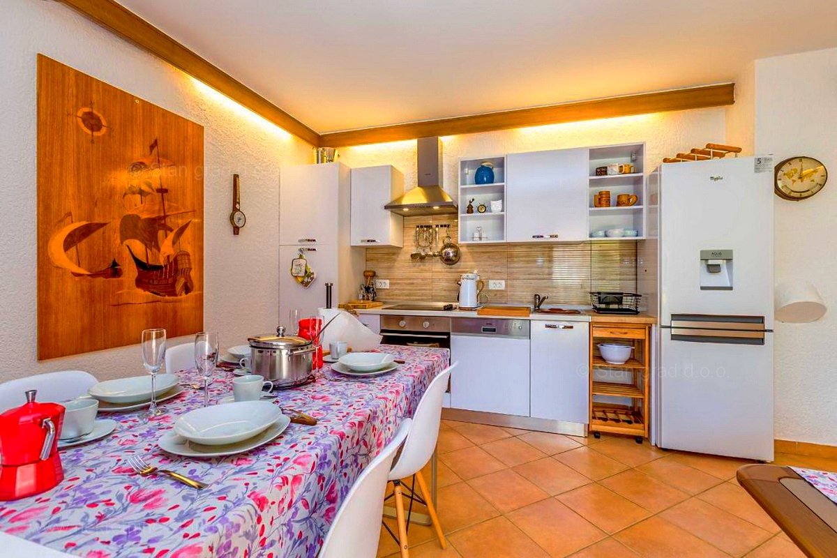 Krk, okolica, samostojna hiša s 3 apartmaji na mirni lokaciji!