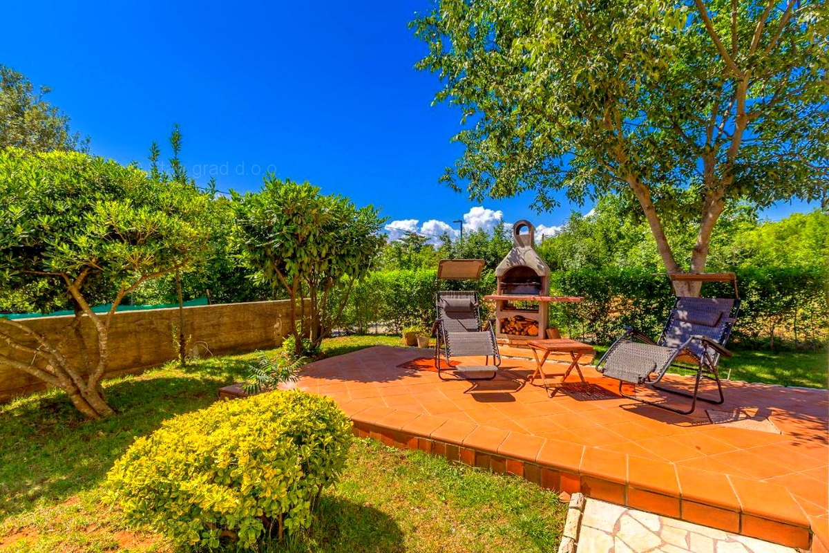 Krk, okolica, samostojna hiša s 3 apartmaji na mirni lokaciji!
