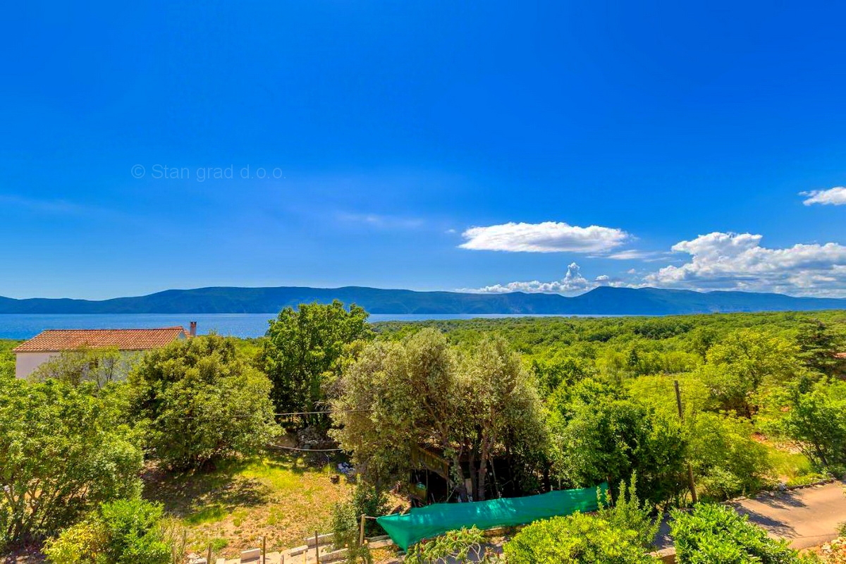 Krk, okolica, samostojna hiša s 3 apartmaji na mirni lokaciji!