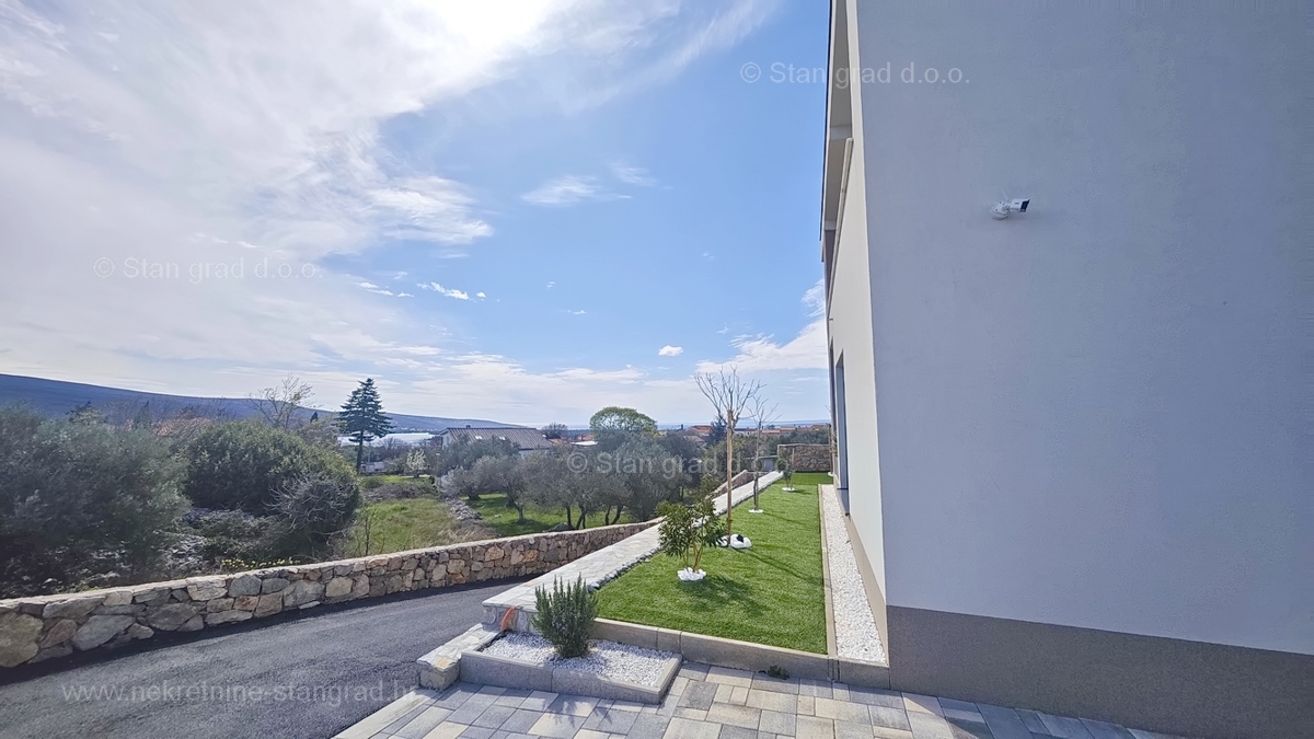 Krk, okolica, nova moderna vila s panoramskim pogledom in bazenom!