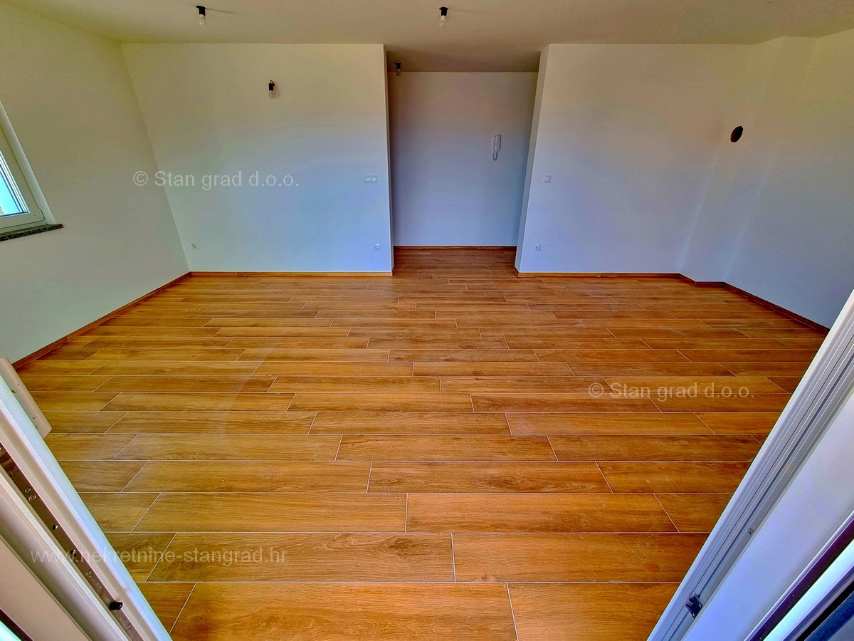 Otok Krk, Malinska, komforten apartma v prvem nadstropju, prodamo!