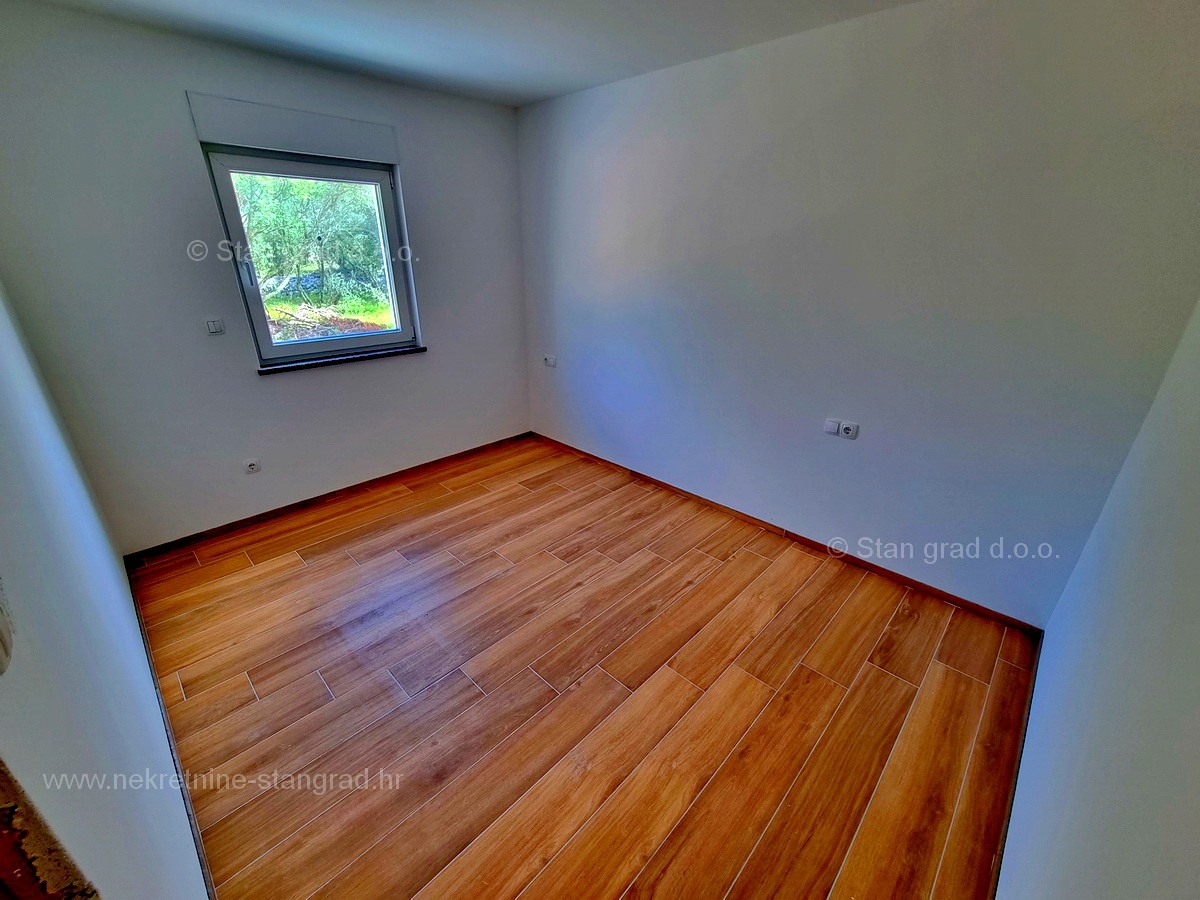 Otok Krk, Malinska, komforten apartma v prvem nadstropju, prodamo!