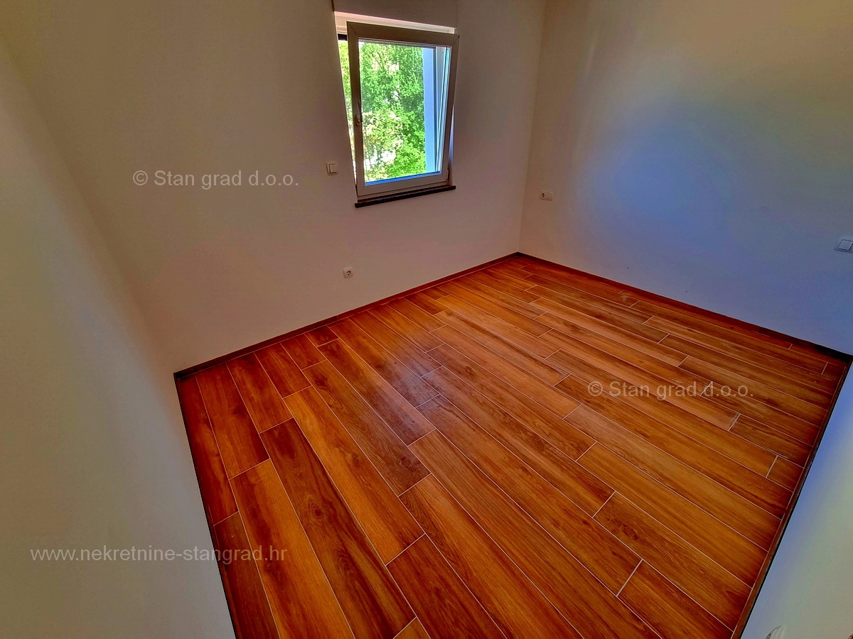 Otok Krk, Malinska, komforten apartma v prvem nadstropju, prodamo!