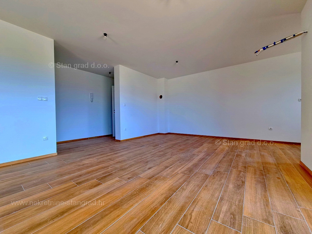 Otok Krk, Malinska, komforten apartma v prvem nadstropju, prodamo!