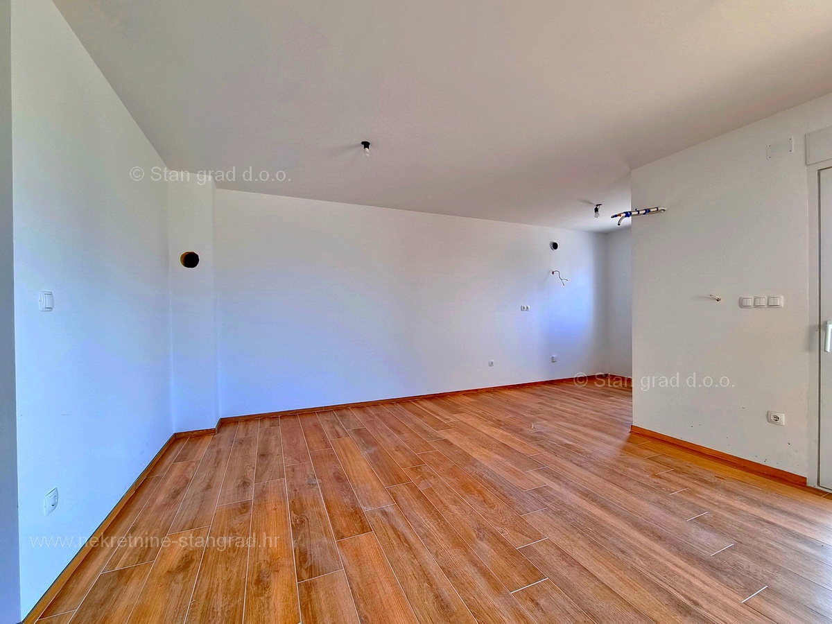 Otok Krk, Malinska, komforten apartma v prvem nadstropju, prodamo!