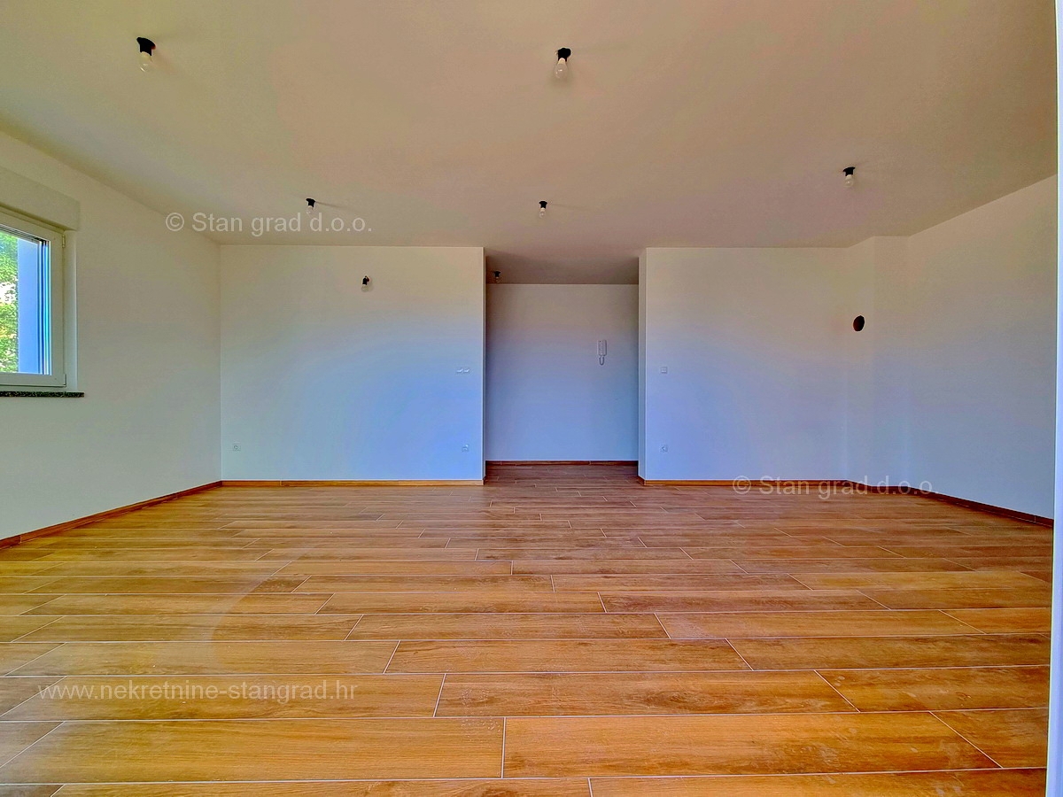 Otok Krk, Malinska, komforten apartma v prvem nadstropju, prodamo!