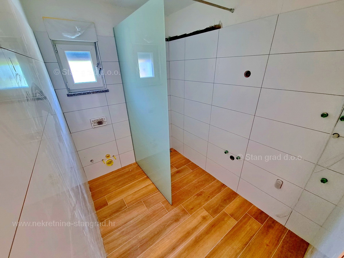 Otok Krk, Malinska, komforten apartma v prvem nadstropju, prodamo!