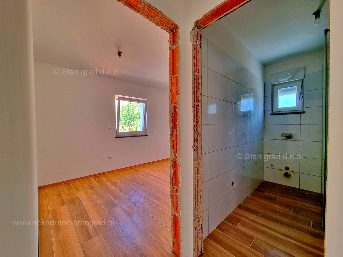 Otok Krk, Malinska, komforten apartma v prvem nadstropju, prodamo!