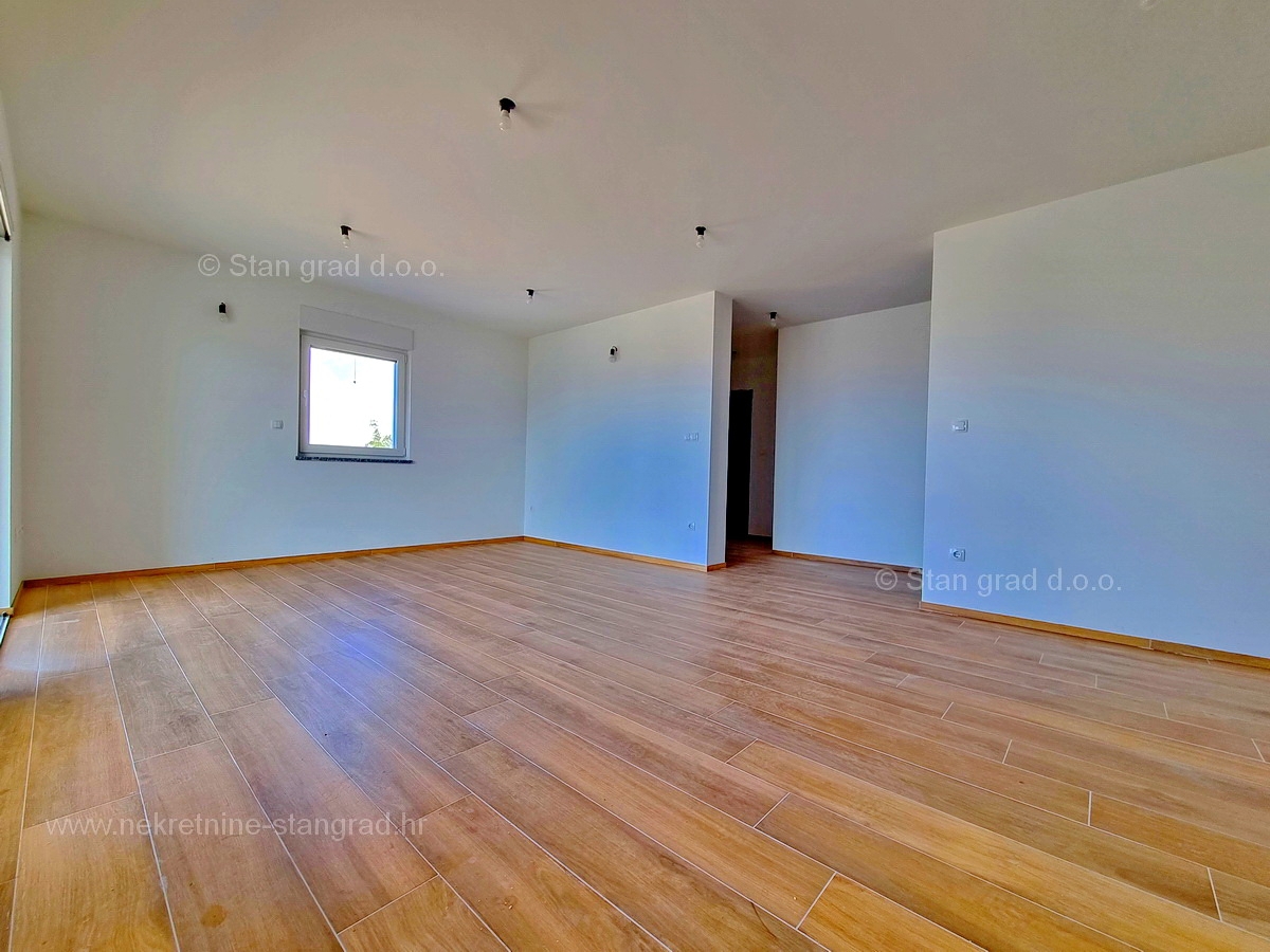 Otok Krk, Malinska, komforten apartma v prvem nadstropju, prodamo!