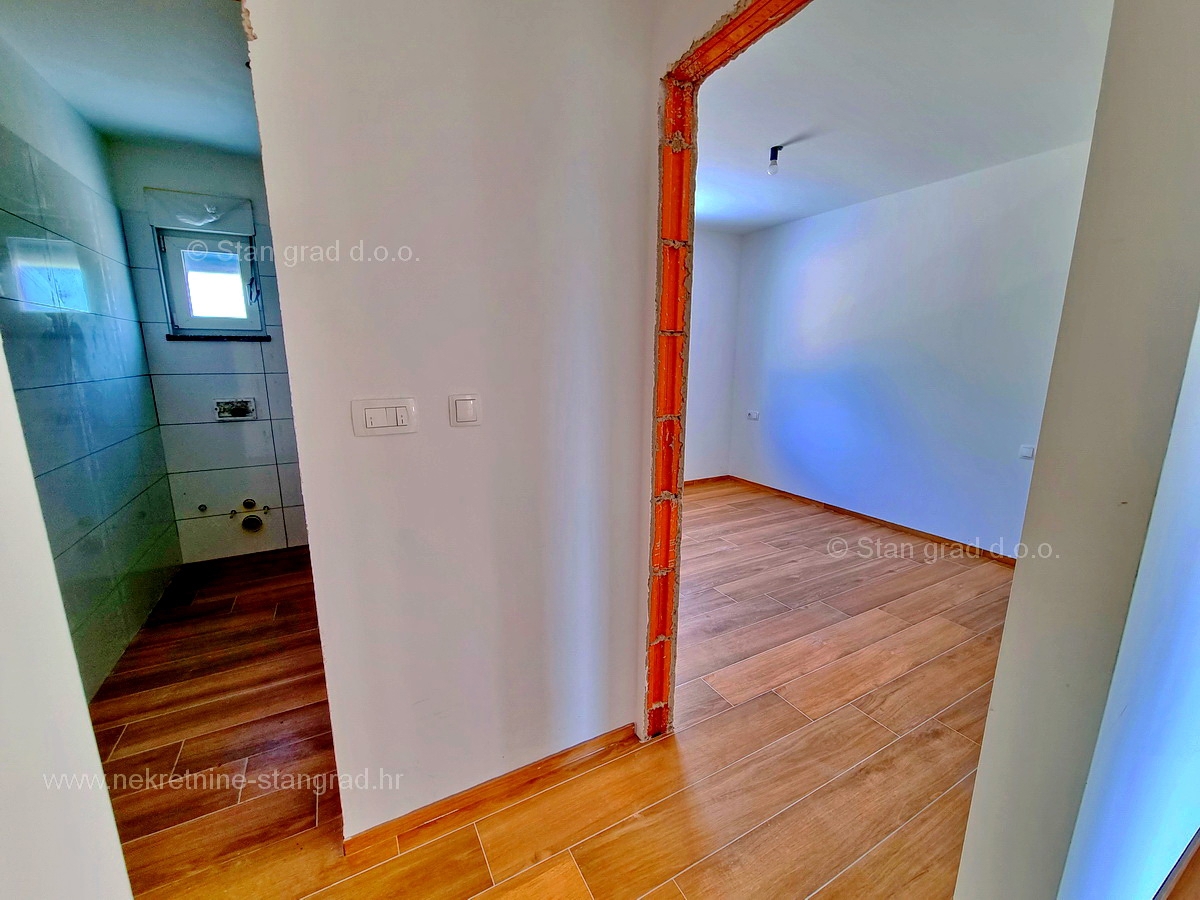 Otok Krk, Malinska, komforten apartma v prvem nadstropju, prodamo!
