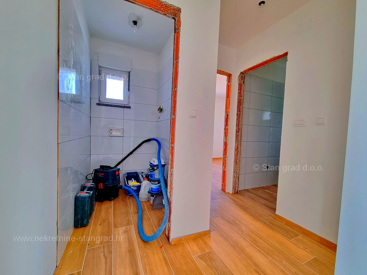Otok Krk, Malinska, komforten apartma v prvem nadstropju, prodamo!