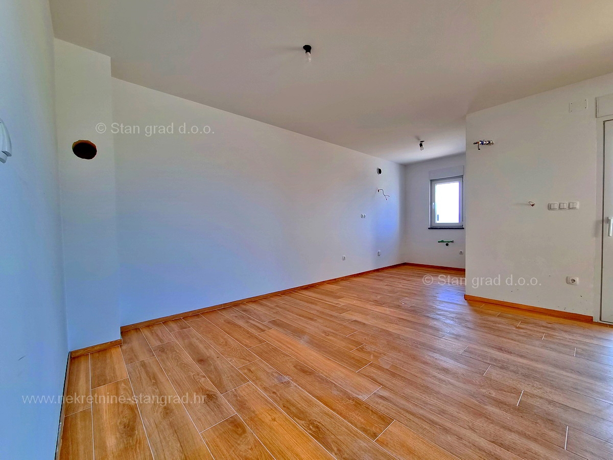 Otok Krk, Malinska, komforten apartma v prvem nadstropju, prodamo!