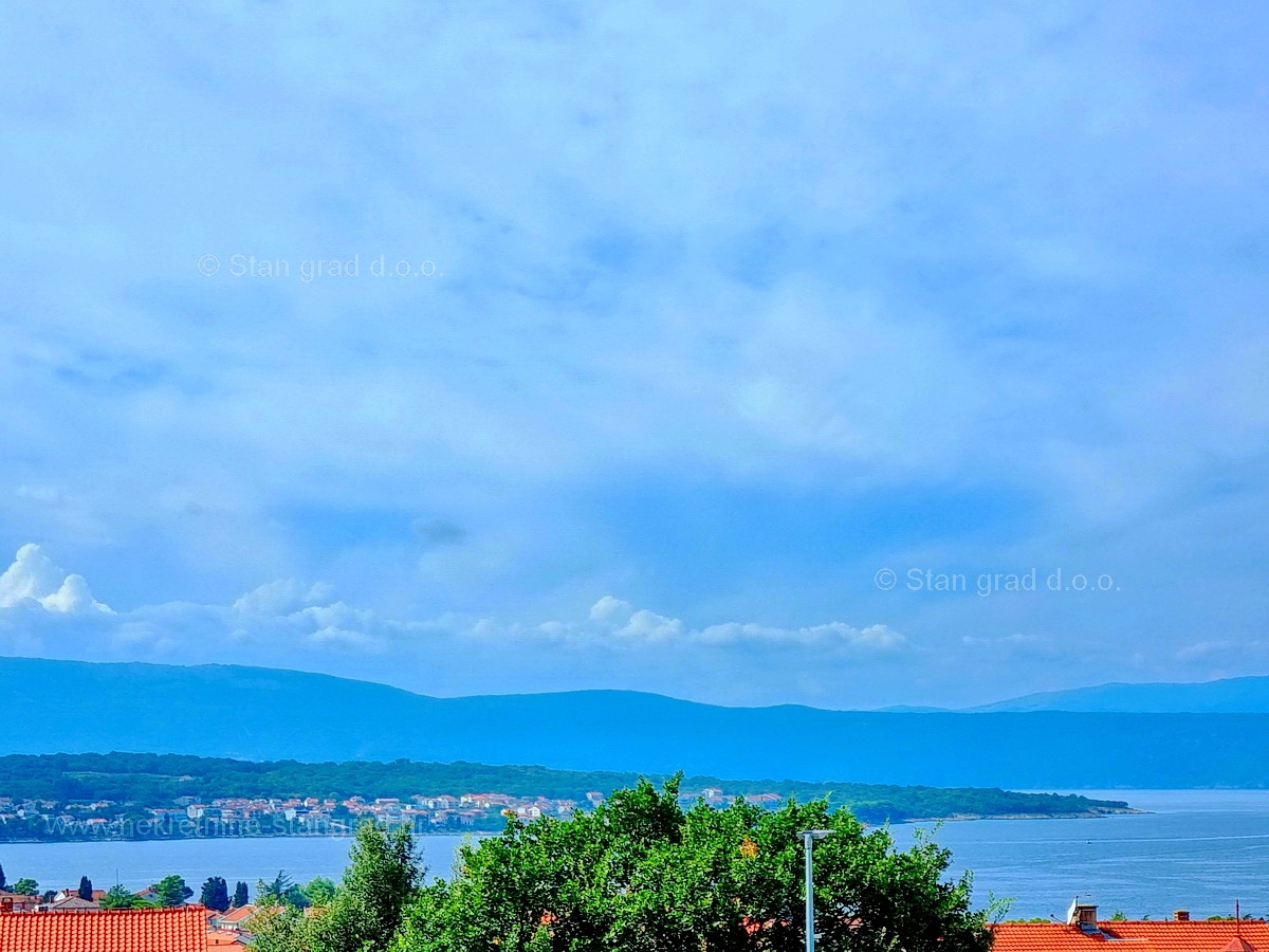 Otok Krk, Malinska, komforten apartma v prvem nadstropju, prodamo!