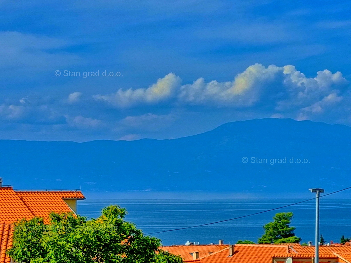 Otok Krk, Malinska, komforten apartma v prvem nadstropju, prodamo!