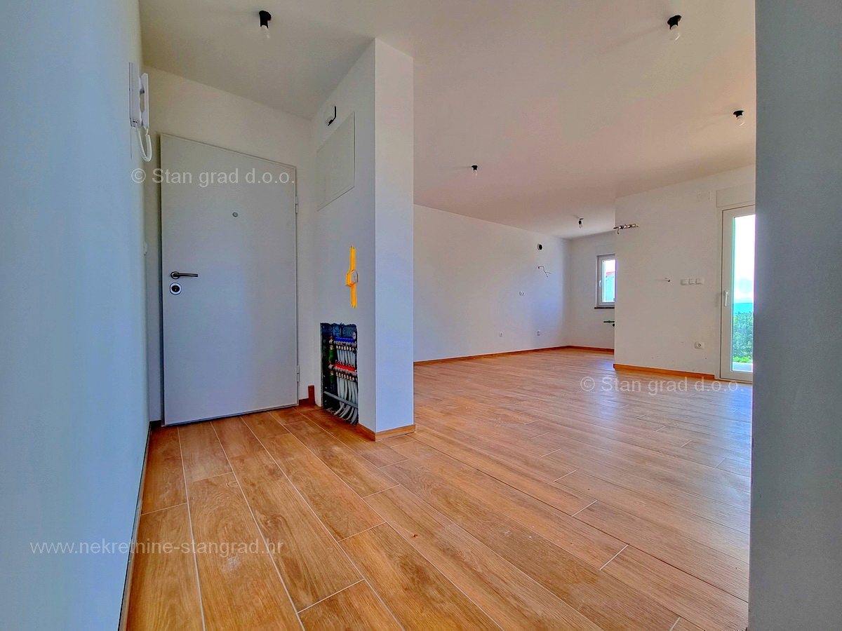 Otok Krk, Malinska, komforten apartma v prvem nadstropju, prodamo!
