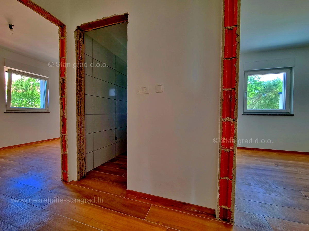 Otok Krk, Malinska, komforten apartma v prvem nadstropju, prodamo!