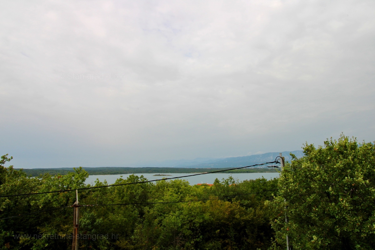 Otok Krk, zaliv Soline, enosobno stanovanje v prvem nadstropju s pogledom na morje, prodaja!
