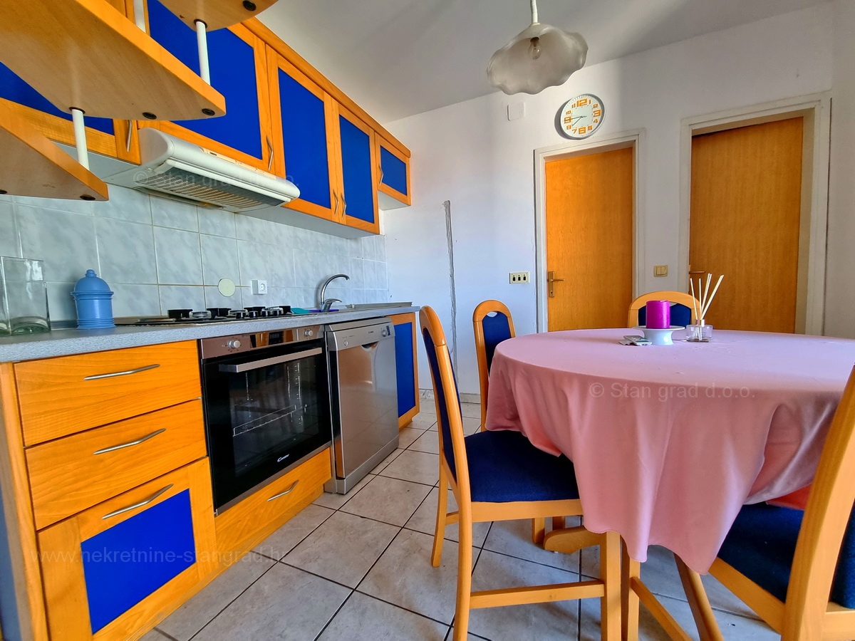Malinska, prodaja dvoetažni apartma na atraktivni lokaciji, 400 m od morja!