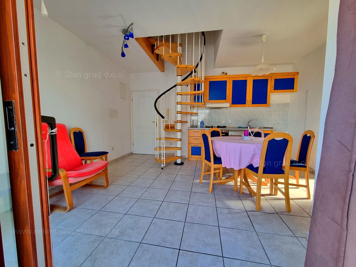 Malinska, prodaja dvoetažni apartma na atraktivni lokaciji, 400 m od morja!