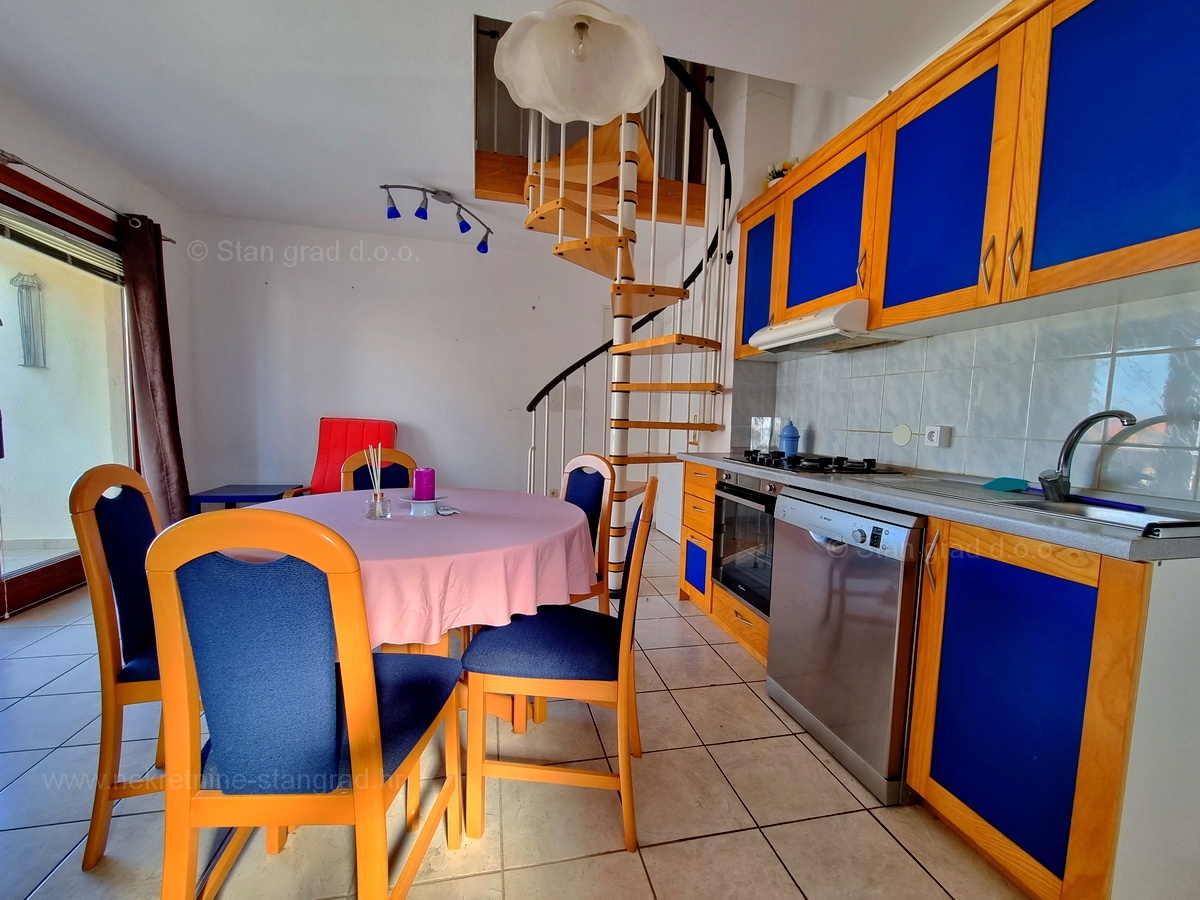 Malinska, prodaja dvoetažni apartma na atraktivni lokaciji, 400 m od morja!