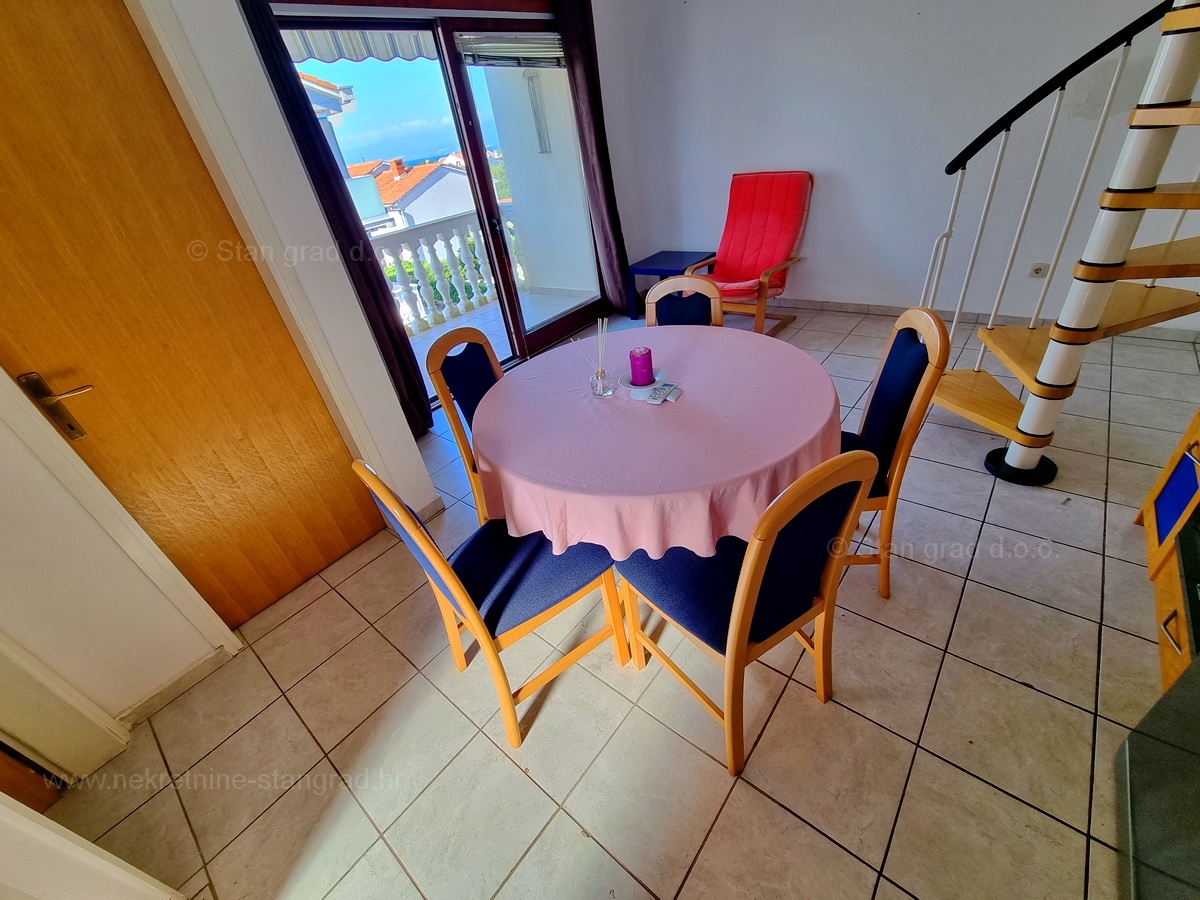 Malinska, prodaja dvoetažni apartma na atraktivni lokaciji, 400 m od morja!