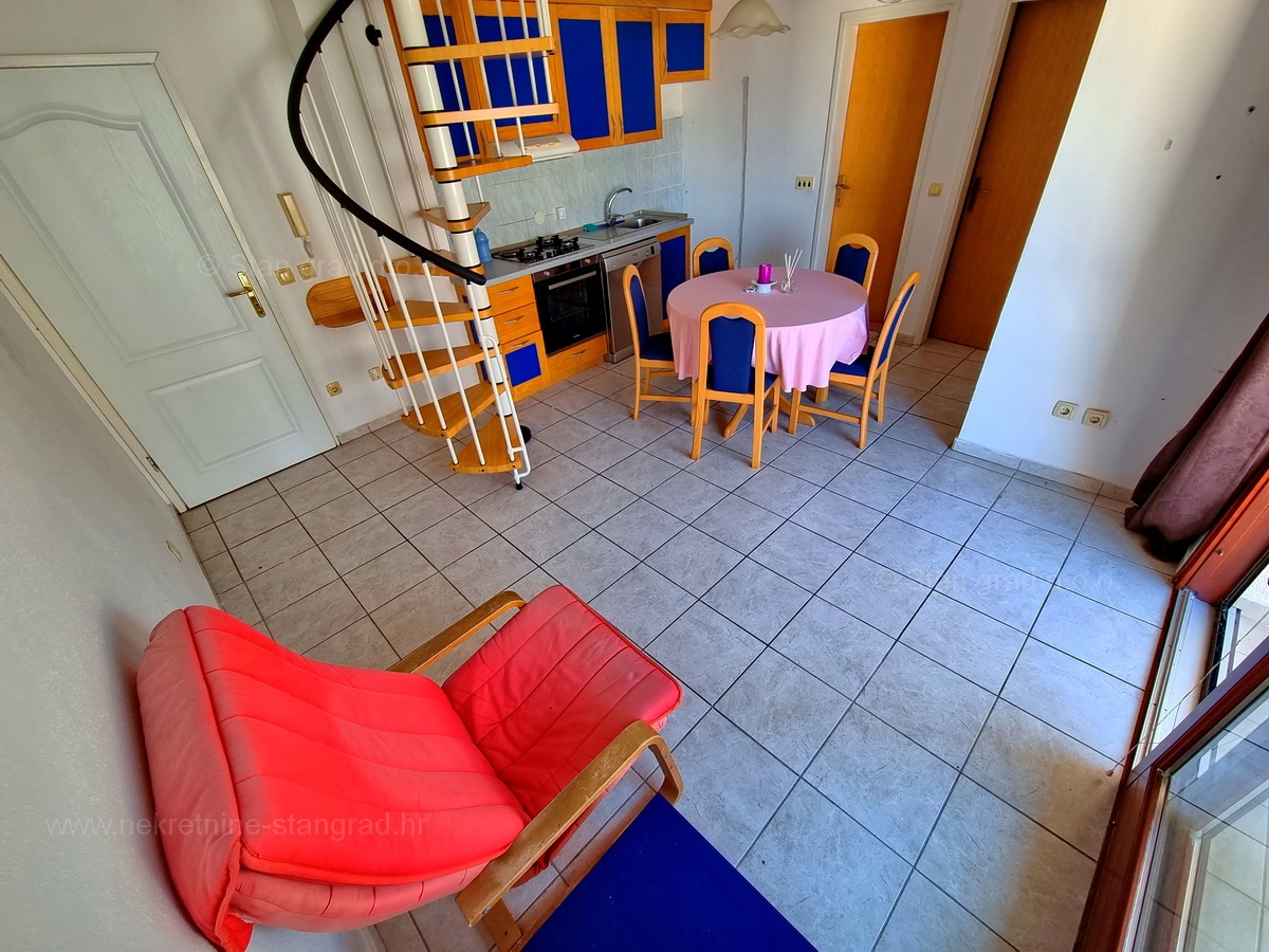Malinska, prodaja dvoetažni apartma na atraktivni lokaciji, 400 m od morja!