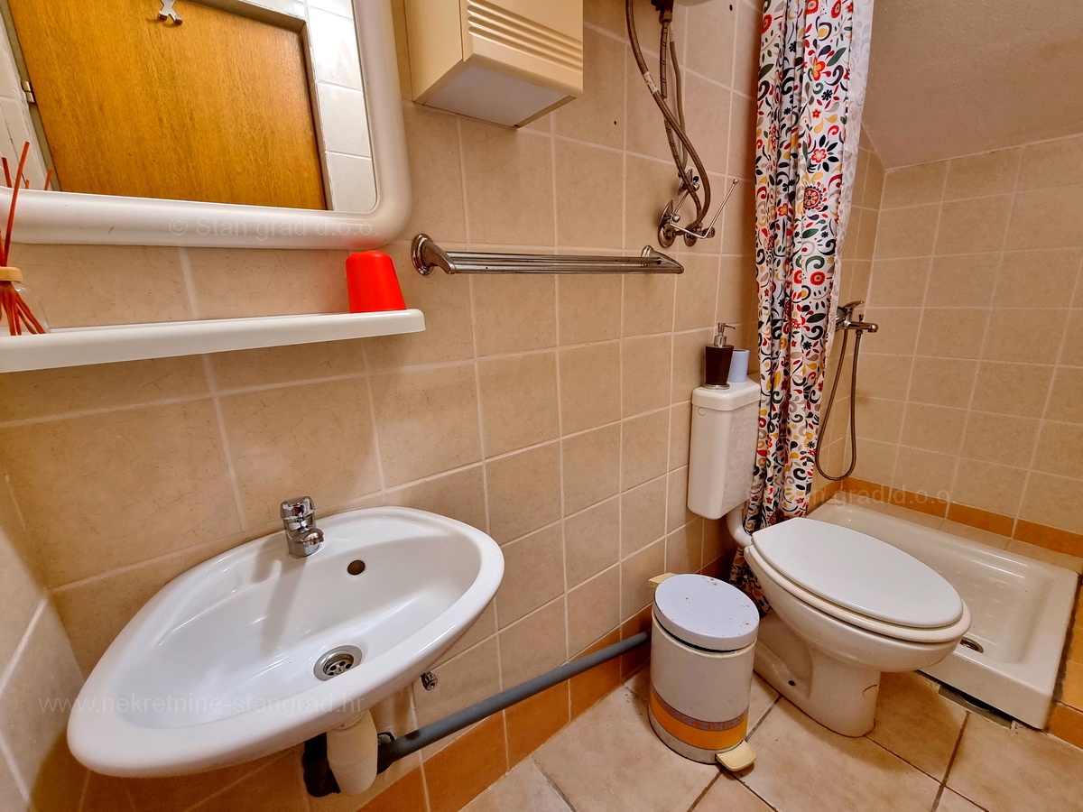 Malinska, prodaja dvoetažni apartma na atraktivni lokaciji, 400 m od morja!