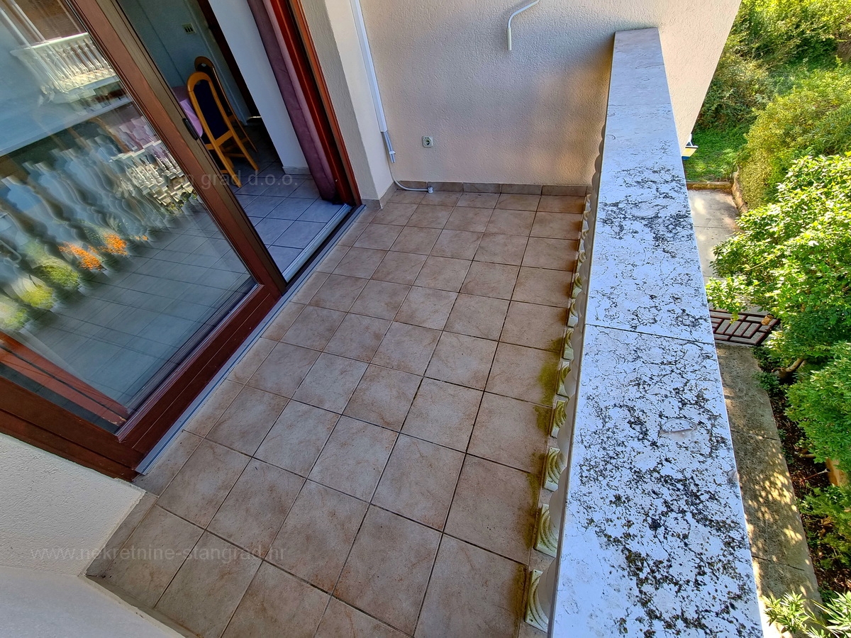Malinska, prodaja dvoetažni apartma na atraktivni lokaciji, 400 m od morja!