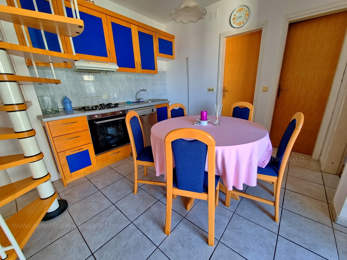 Malinska, prodaja dvoetažni apartma na atraktivni lokaciji, 400 m od morja!