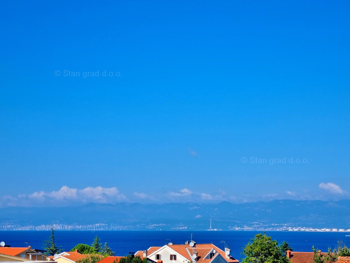 Malinska, prodaja dvoetažni apartma na atraktivni lokaciji, 400 m od morja!
