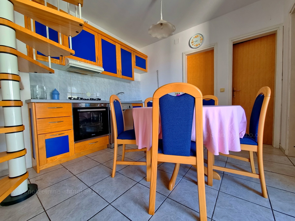 Malinska, prodaja dvoetažni apartma na atraktivni lokaciji, 400 m od morja!