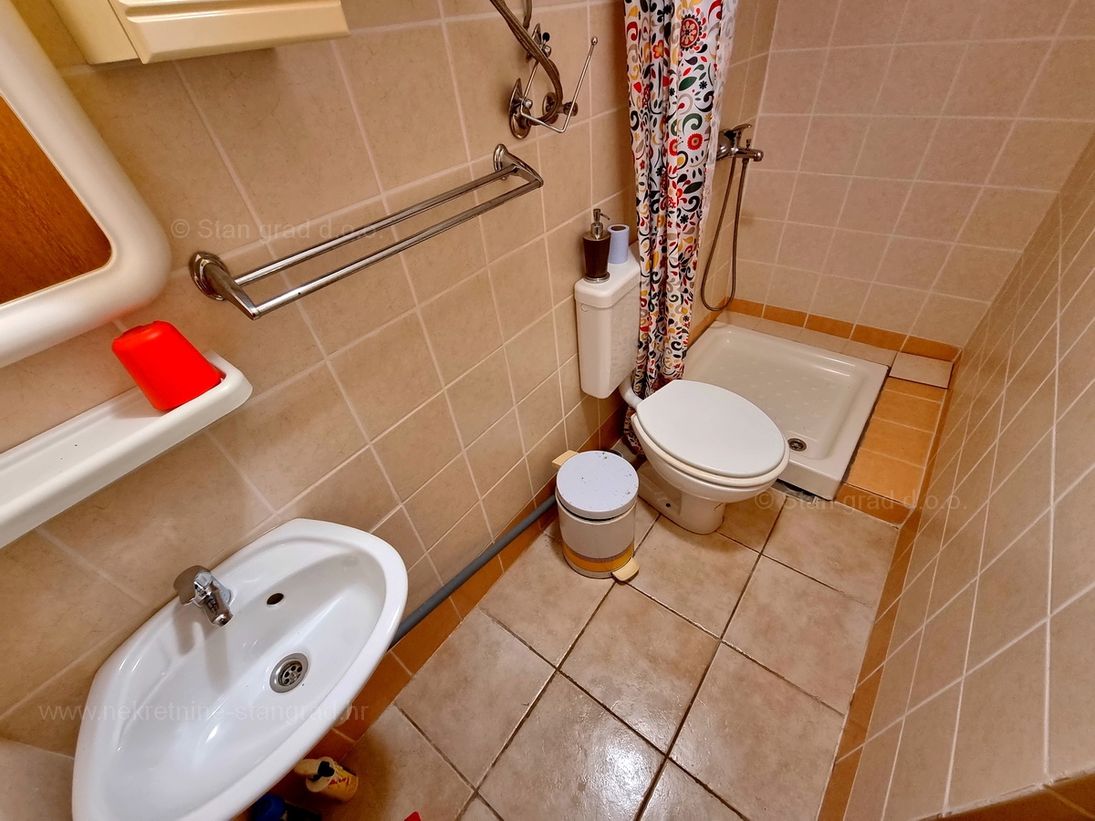 Malinska, prodaja dvoetažni apartma na atraktivni lokaciji, 400 m od morja!