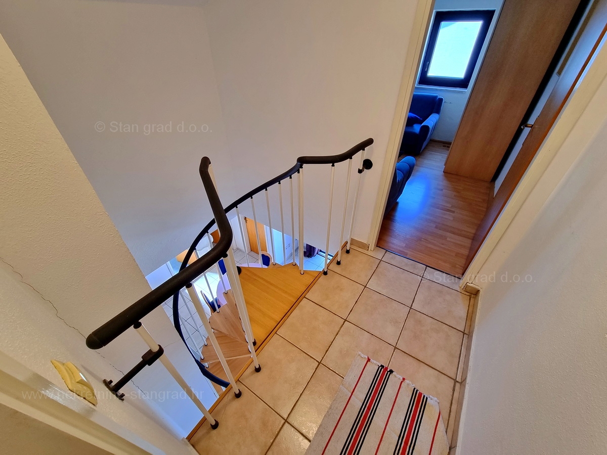 Malinska, prodaja dvoetažni apartma na atraktivni lokaciji, 400 m od morja!