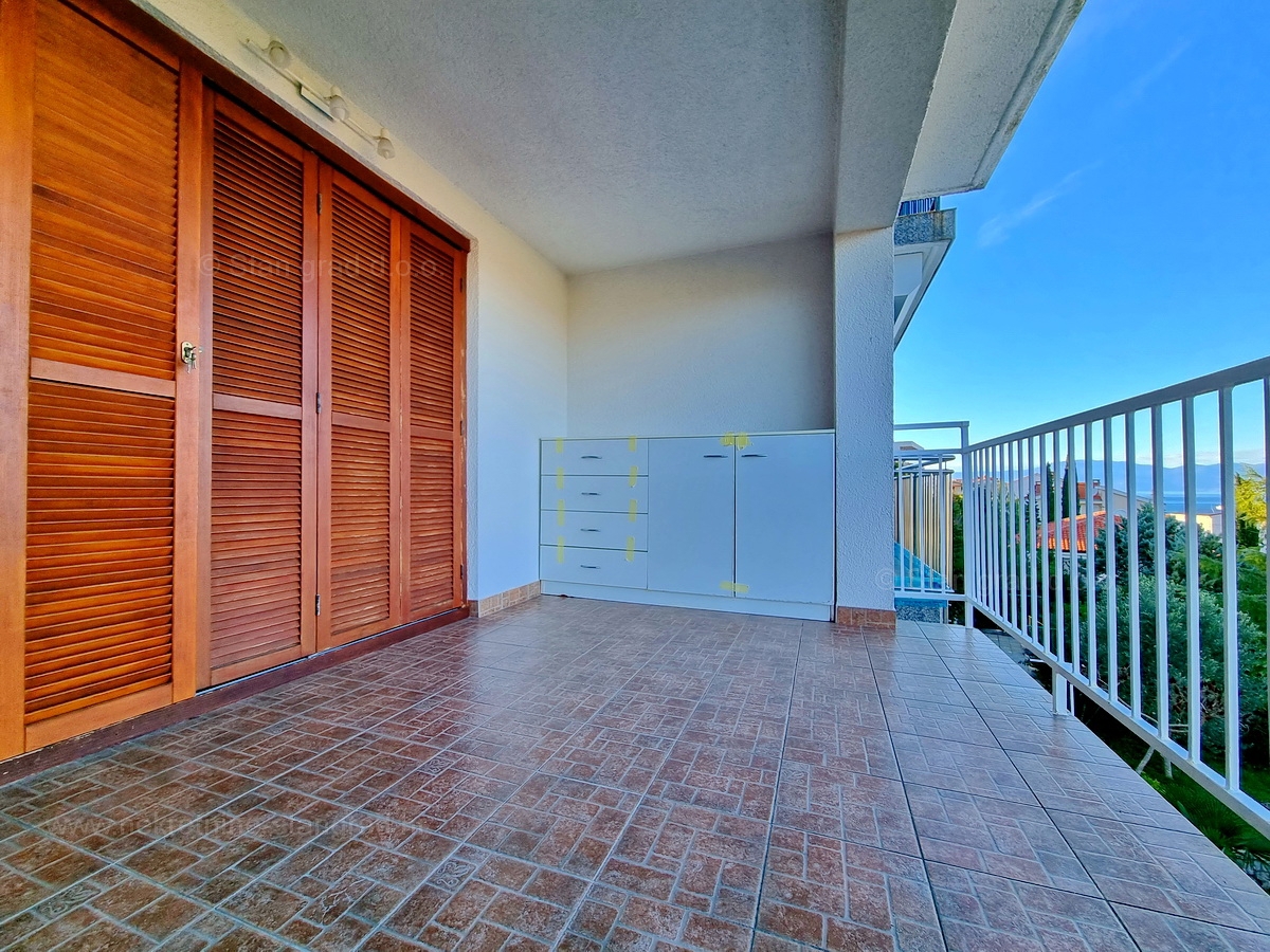 Njivice, opremljen apartma z veliko loggiom in odprtim pogledom na morje