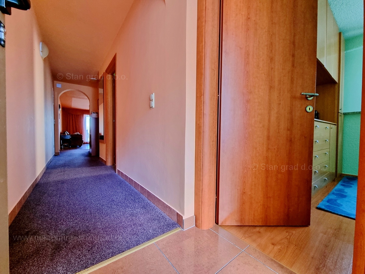 Njivice, opremljen apartma z veliko loggiom in odprtim pogledom na morje