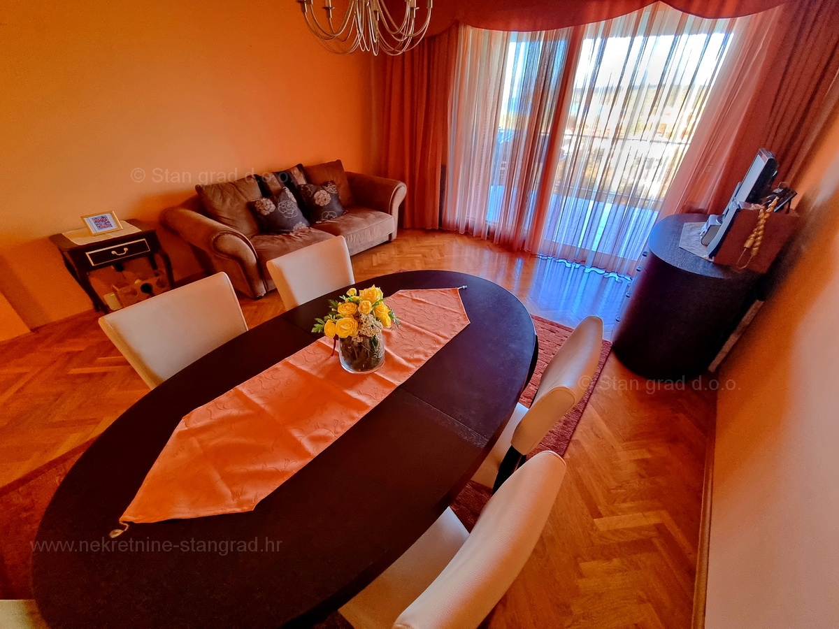 Njivice, opremljen apartma z veliko loggiom in odprtim pogledom na morje