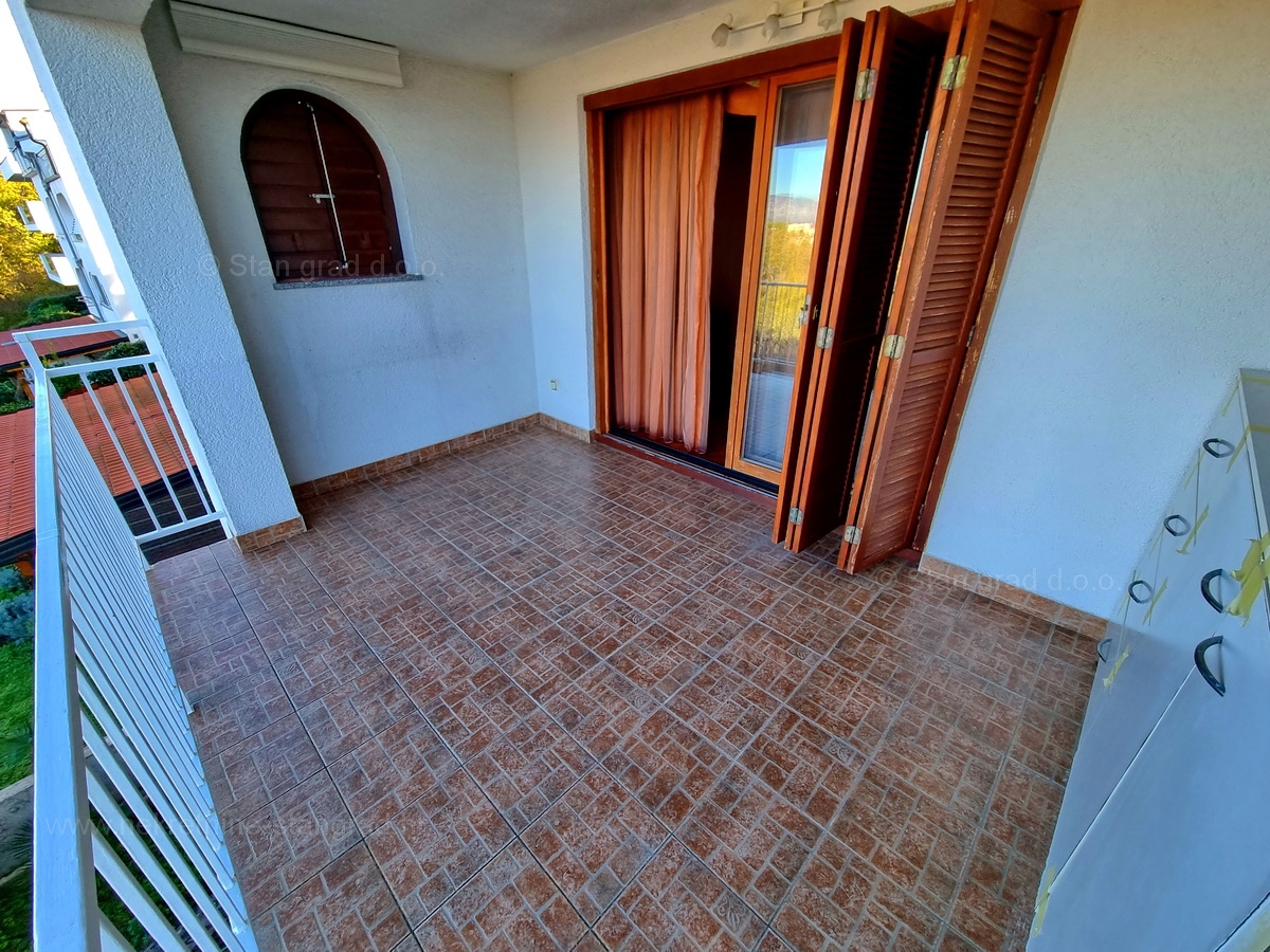 Njivice, opremljen apartma z veliko loggiom in odprtim pogledom na morje