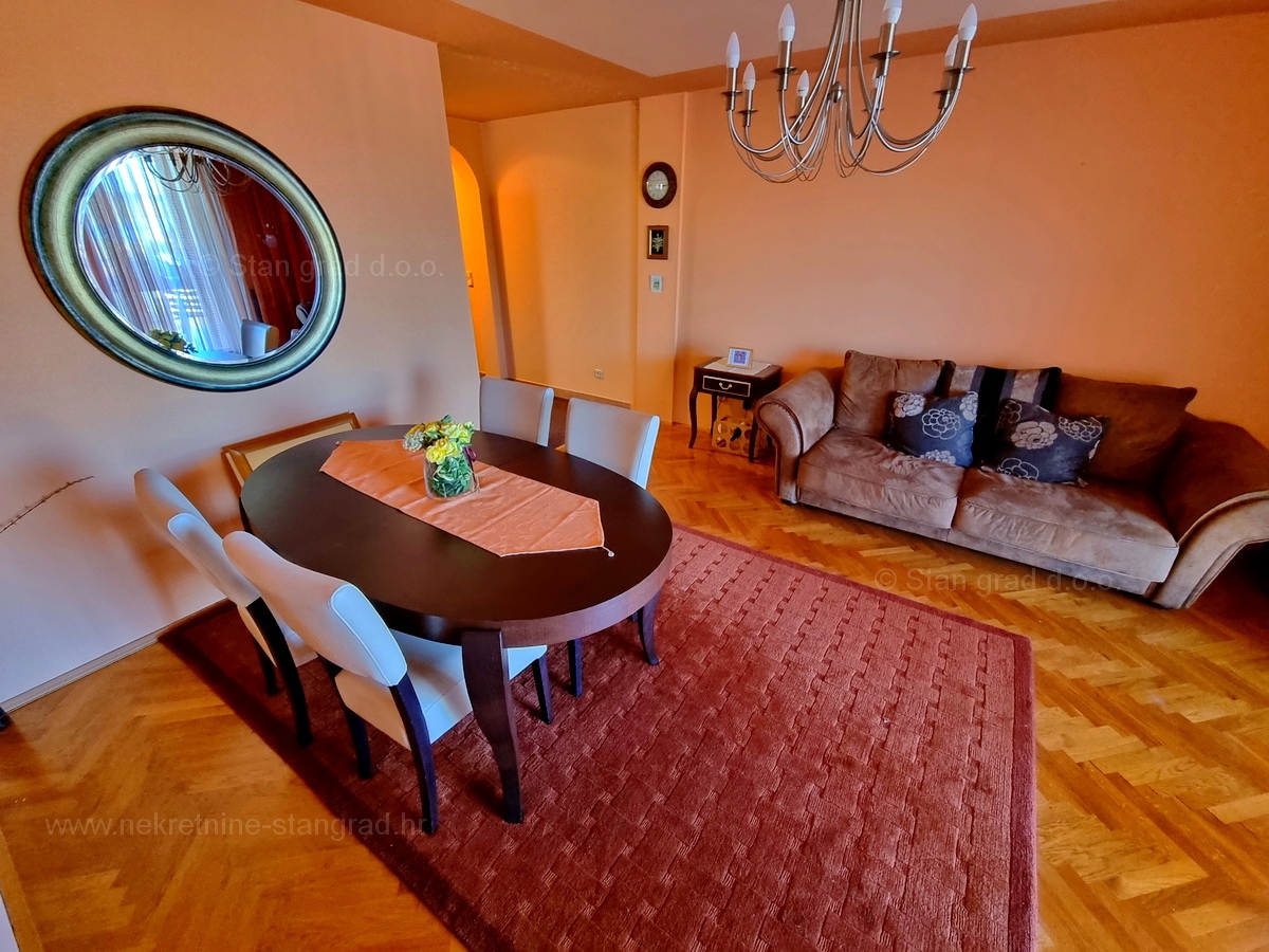 Njivice, opremljen apartma z veliko loggiom in odprtim pogledom na morje