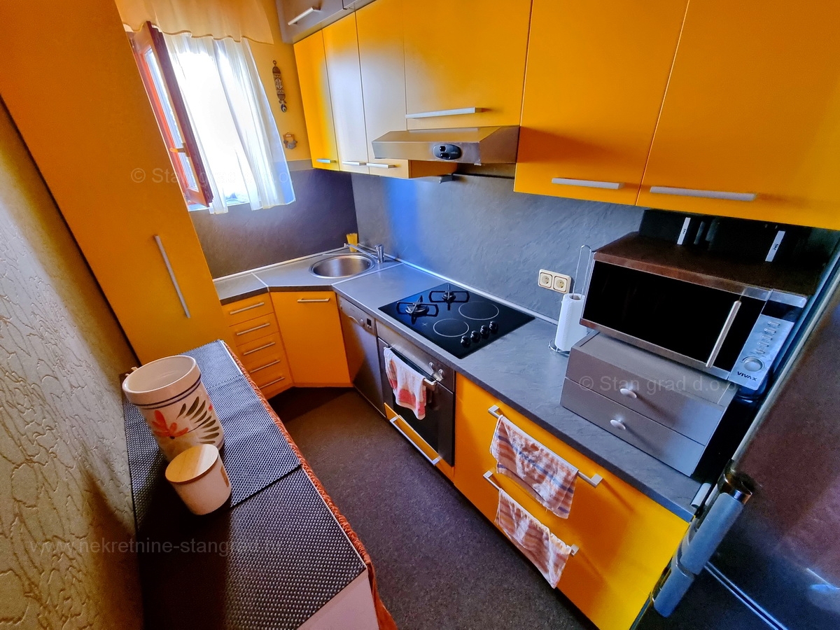 Njivice, opremljen apartma z veliko loggiom in odprtim pogledom na morje