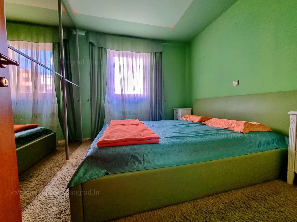 Njivice, opremljen apartma z veliko loggiom in odprtim pogledom na morje