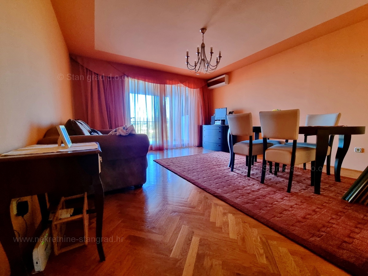 Njivice, opremljen apartma z veliko loggiom in odprtim pogledom na morje