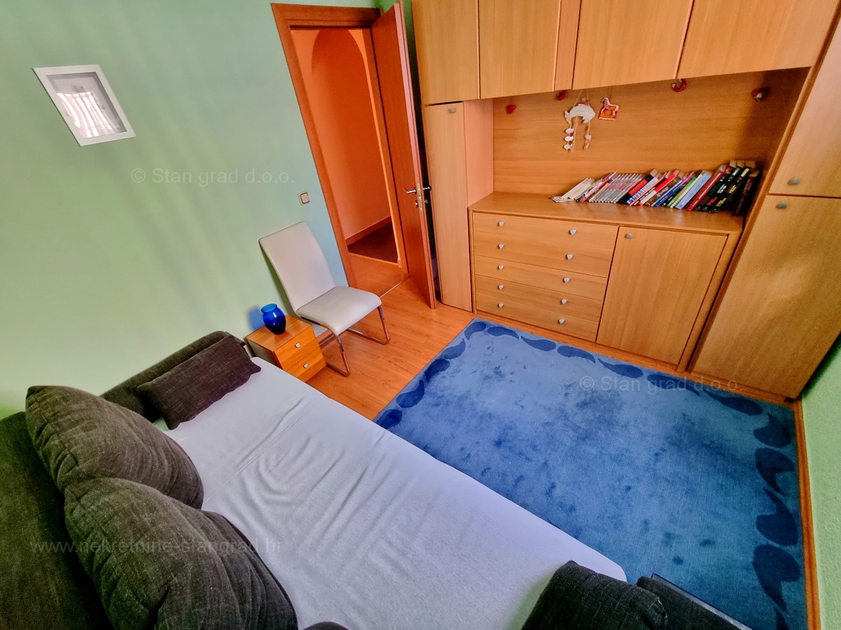 Njivice, opremljen apartma z veliko loggiom in odprtim pogledom na morje